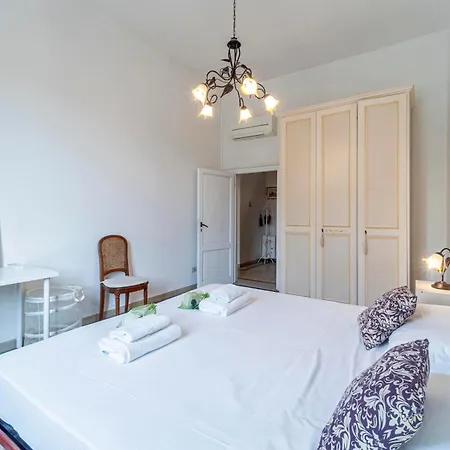 Unyca - Classic Florentine Atmosphere *